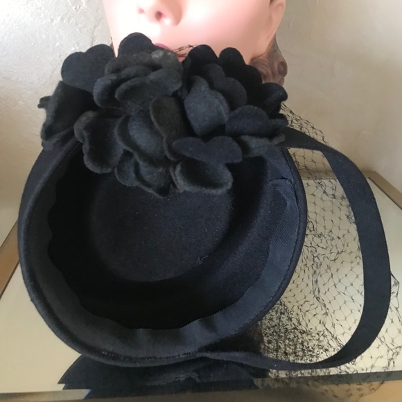 GRACEFUL 1930s\' BLACK FELT TILT HAT WITH FELT \